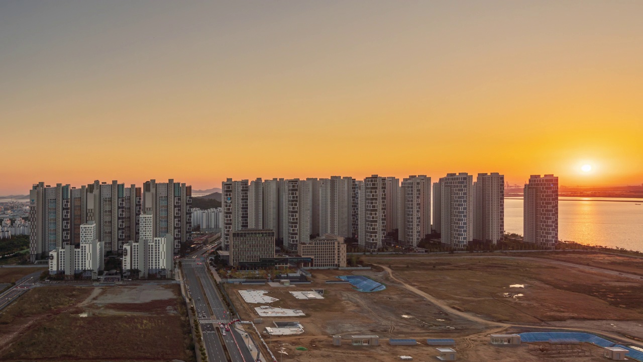 夜晚——韩国京畿道始兴市培歌新城市附近公寓的日落视频素材