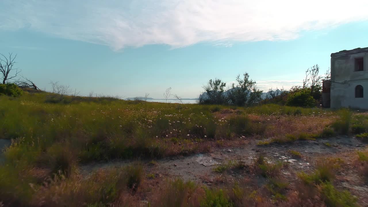 海岸与开放的海景。射杀。从绿色海岸俯瞰美丽的海景。从绿色海岸看到镜海和山海岸视频素材