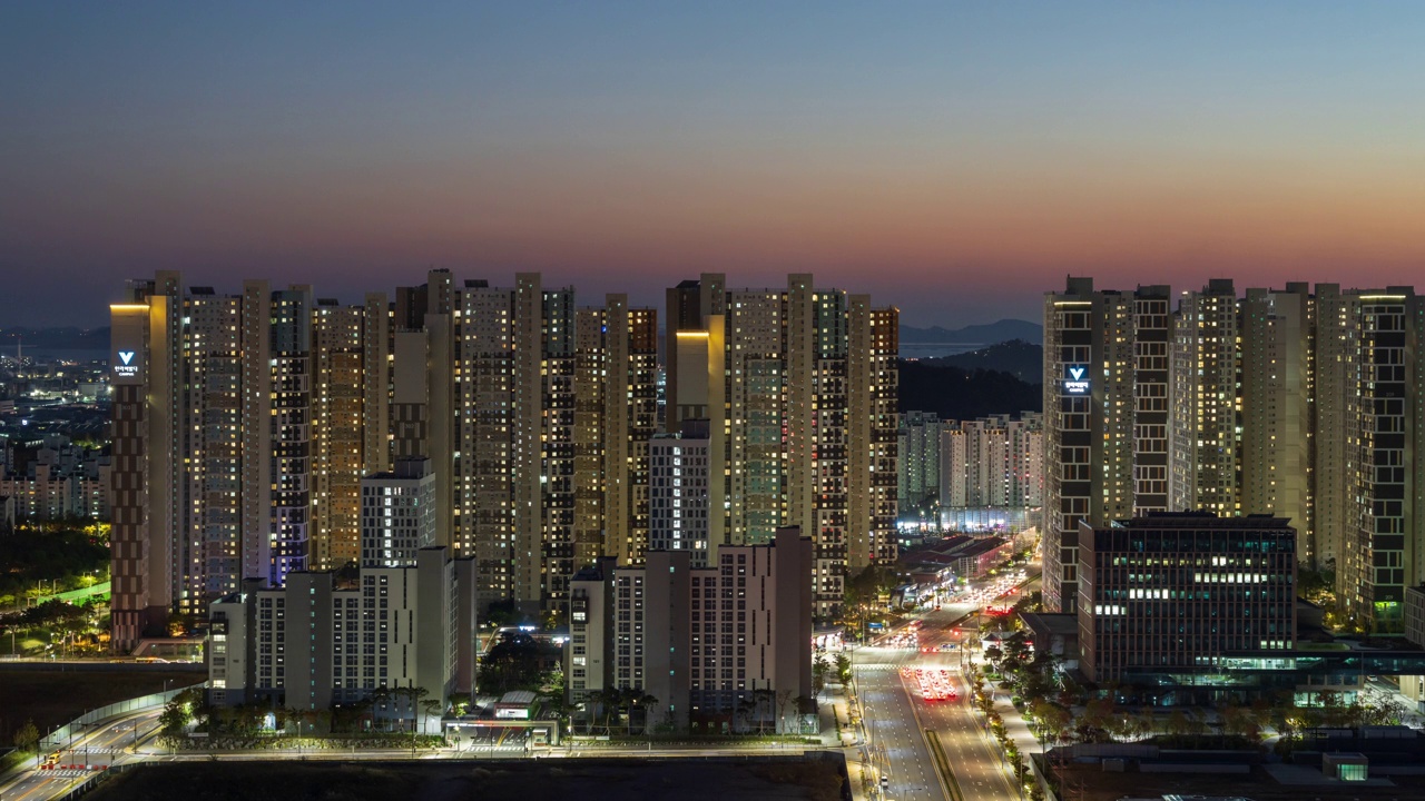 夜间——韩国京畿道始兴市培歌新城市附近的公寓视频素材