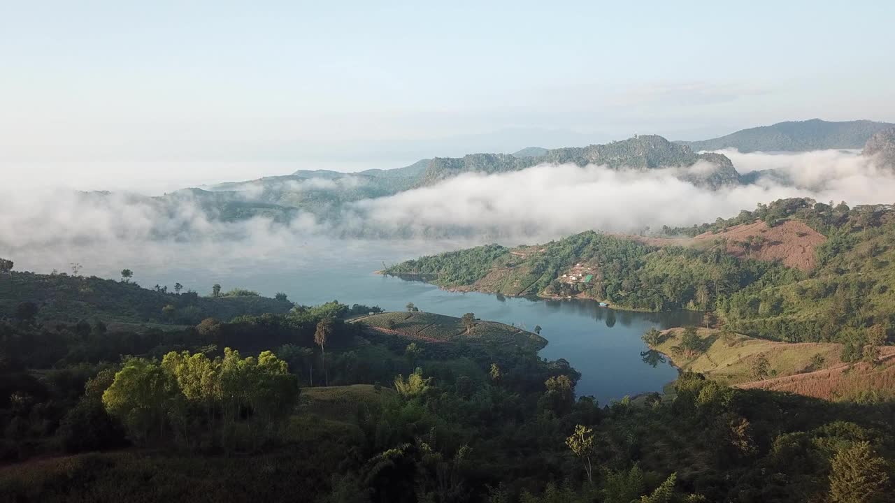 鸟瞰图的湄苏艾水库(或水坝山谷)位于一个狭窄的山谷下游的自然盆地在泰国清莱省湄苏艾地区在黎明。视频素材