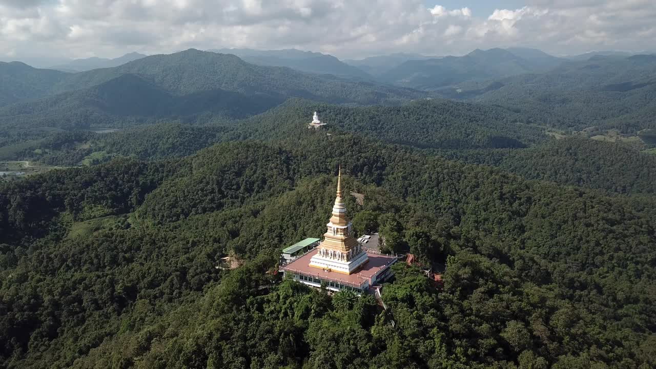 泰国清莱省的佛塔位于海拔618米的高山之上。视频素材