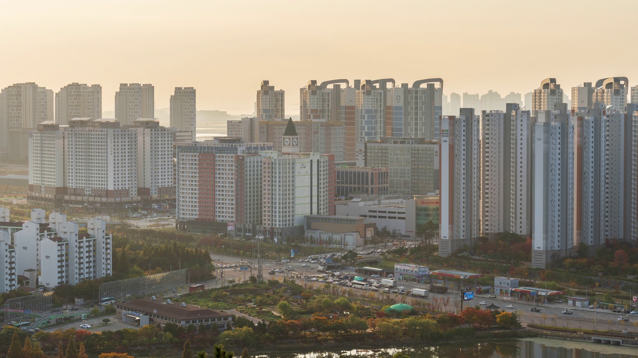 韩国京畿道始兴市培歌新城市的工作室公寓和威尼斯广场购物中心的钟楼上的日落视频素材