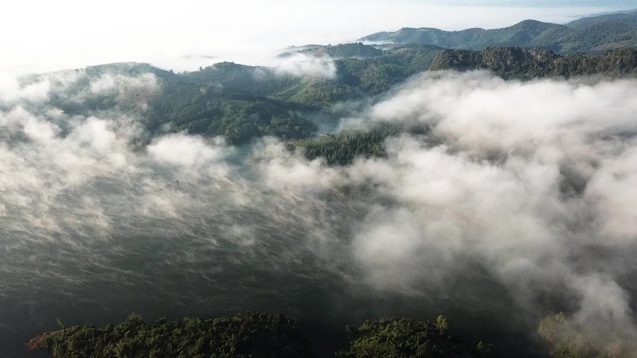 云雾穿过泰国水库的鸟瞰图。视频素材