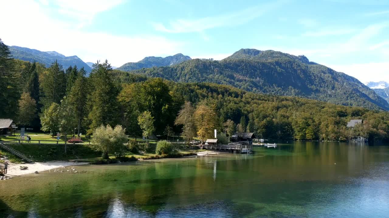 壮观的斯洛文尼亚博欣吉湖全景。秋天的风景视频素材