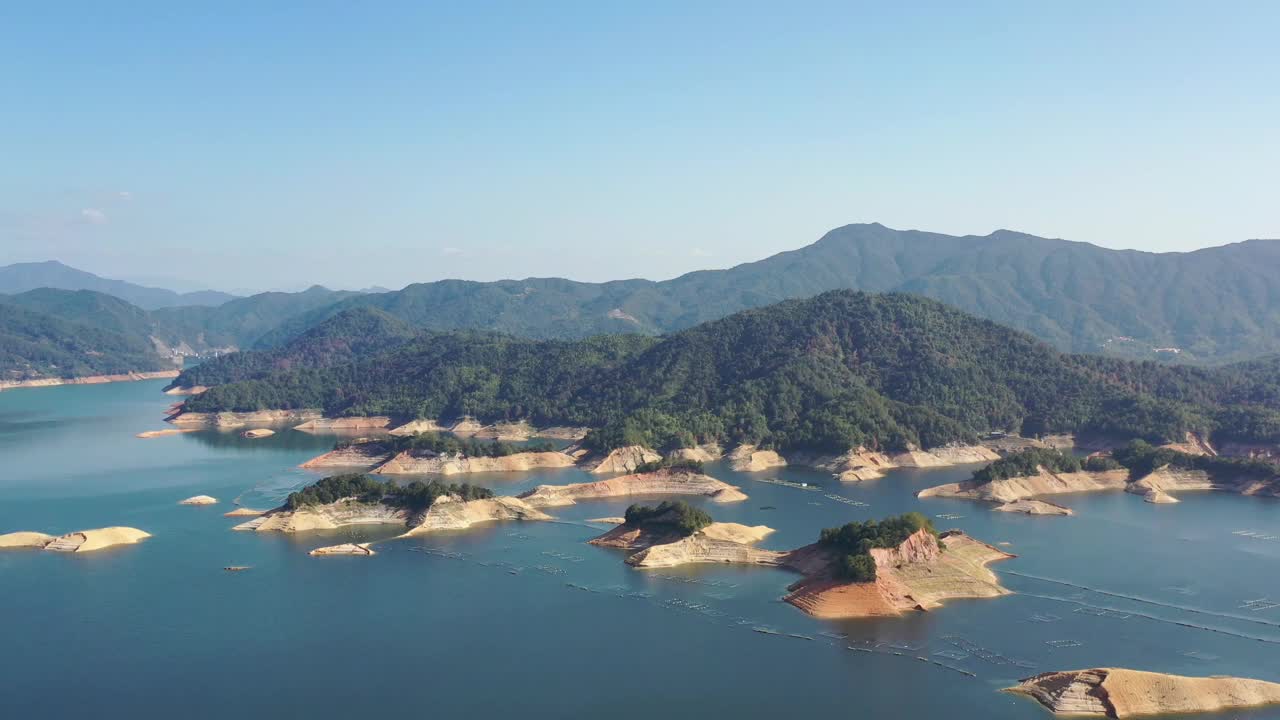 空中拍摄的山湖视频素材