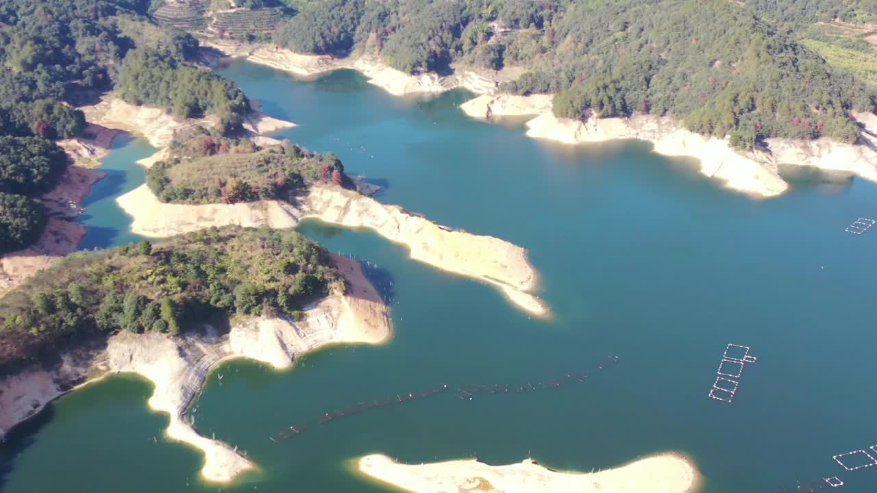 空中拍摄的山湖视频素材