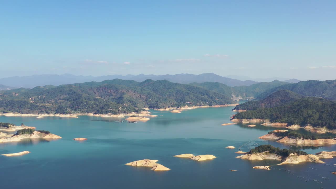 空中拍摄的山湖视频素材