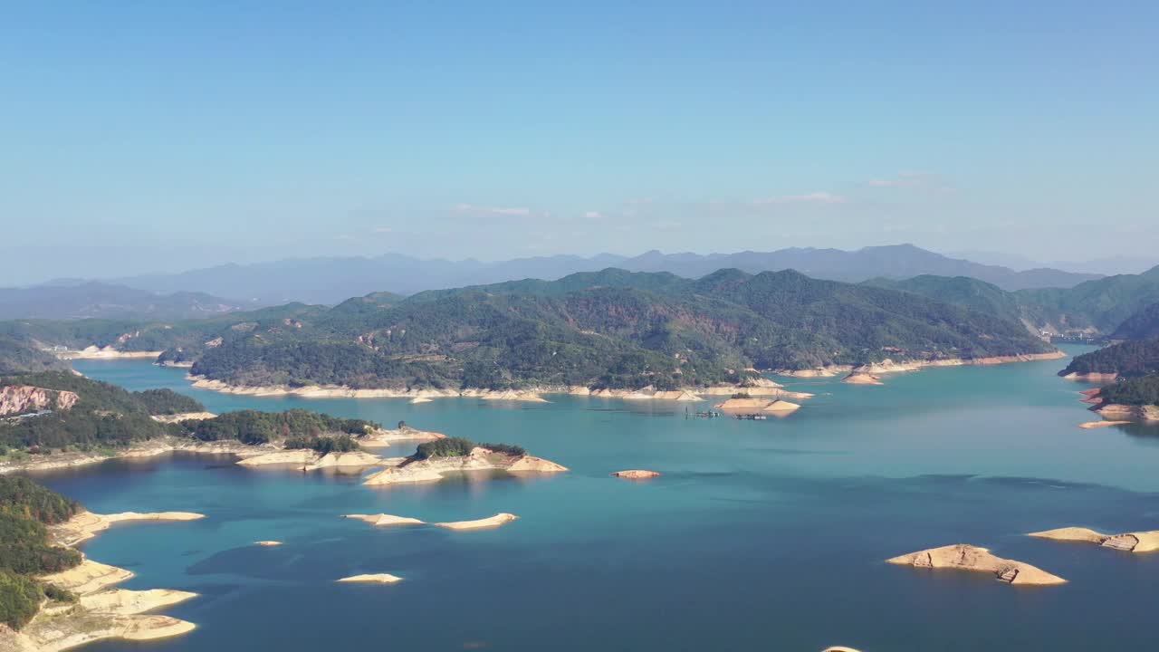 空中拍摄的山湖视频素材