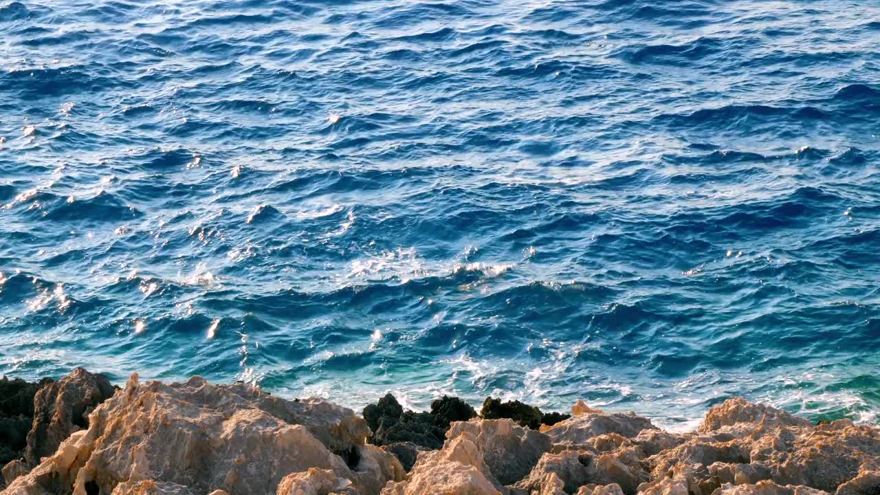 小波浪在岩石海岸破碎视频素材