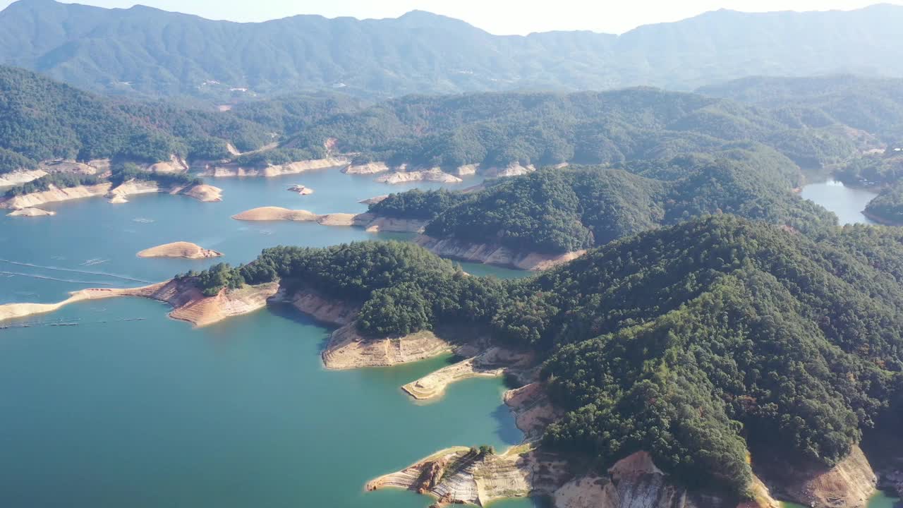 空中拍摄的山湖视频素材