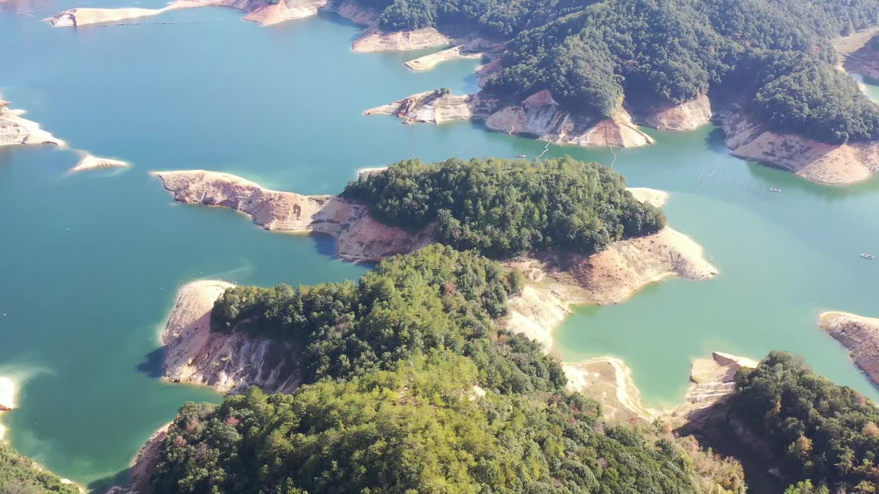 空中拍摄的山湖视频素材