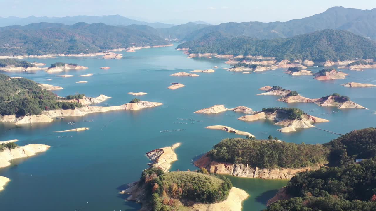 空中拍摄的山湖视频素材