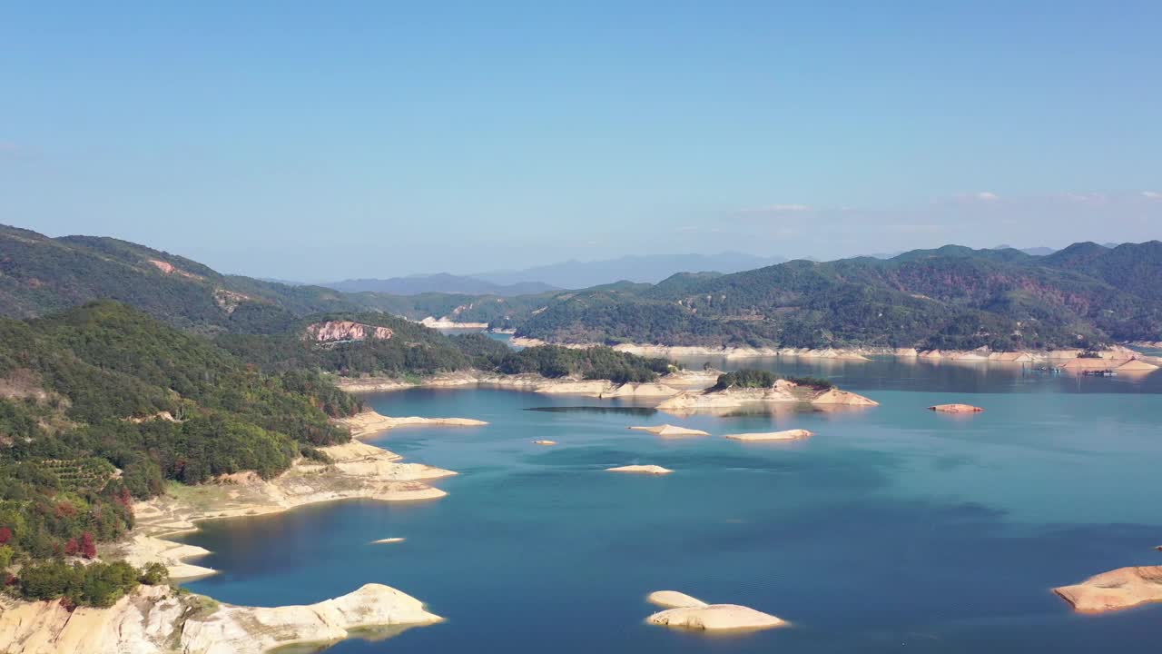 空中拍摄的山湖视频素材