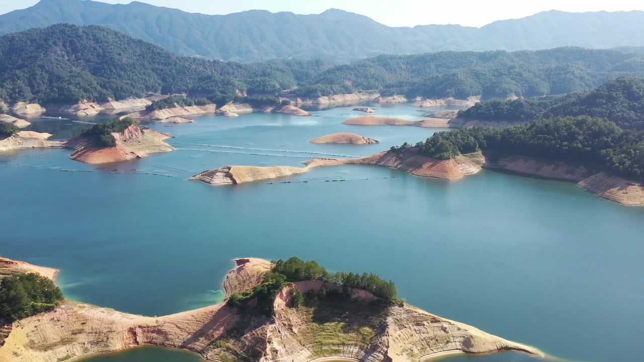 空中拍摄的山湖视频素材