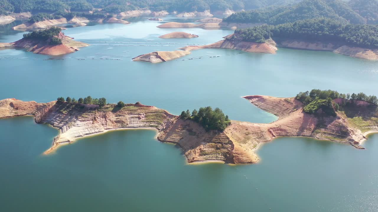 空中拍摄的山湖视频素材