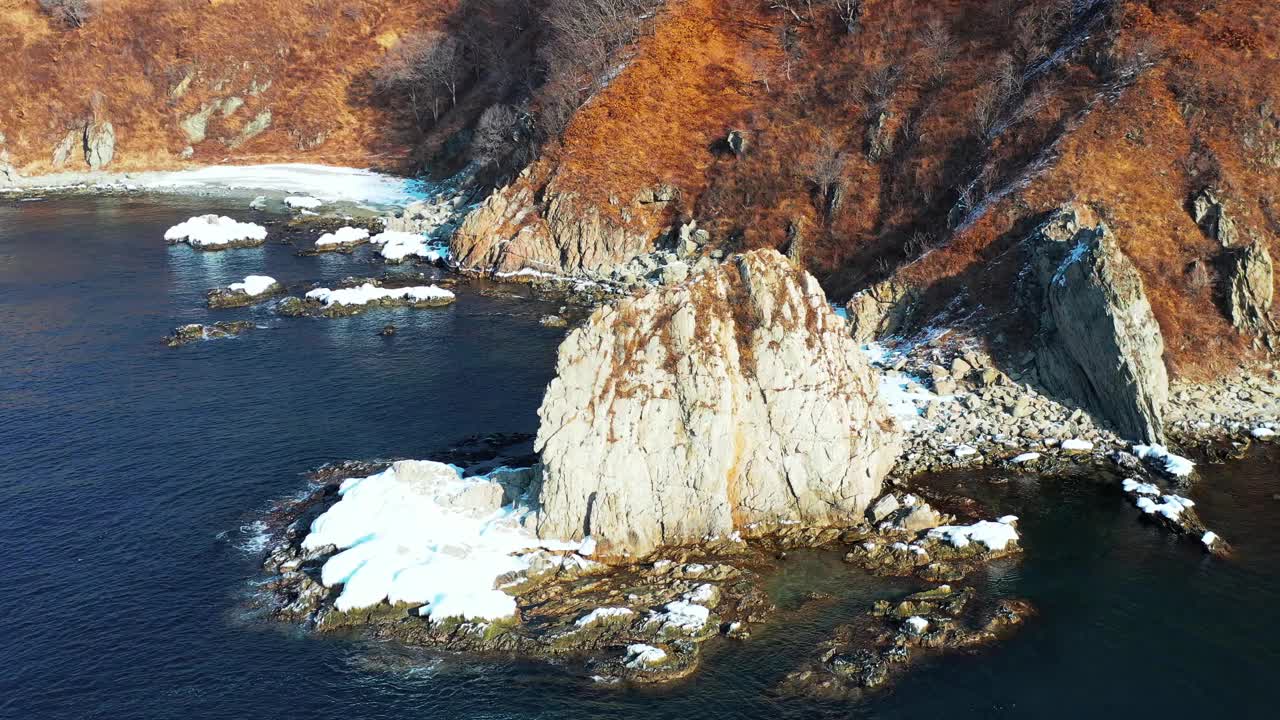 有岩石的海岸线的鸟瞰图视频素材