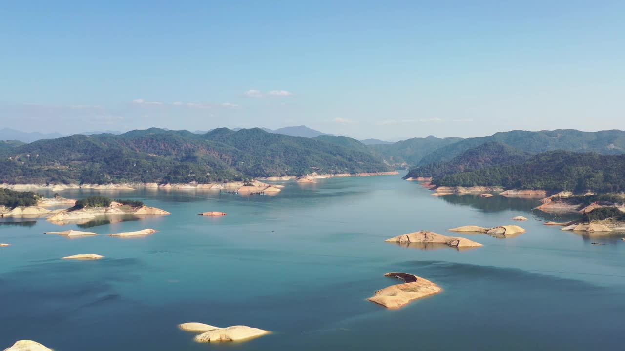 空中拍摄的山湖视频素材