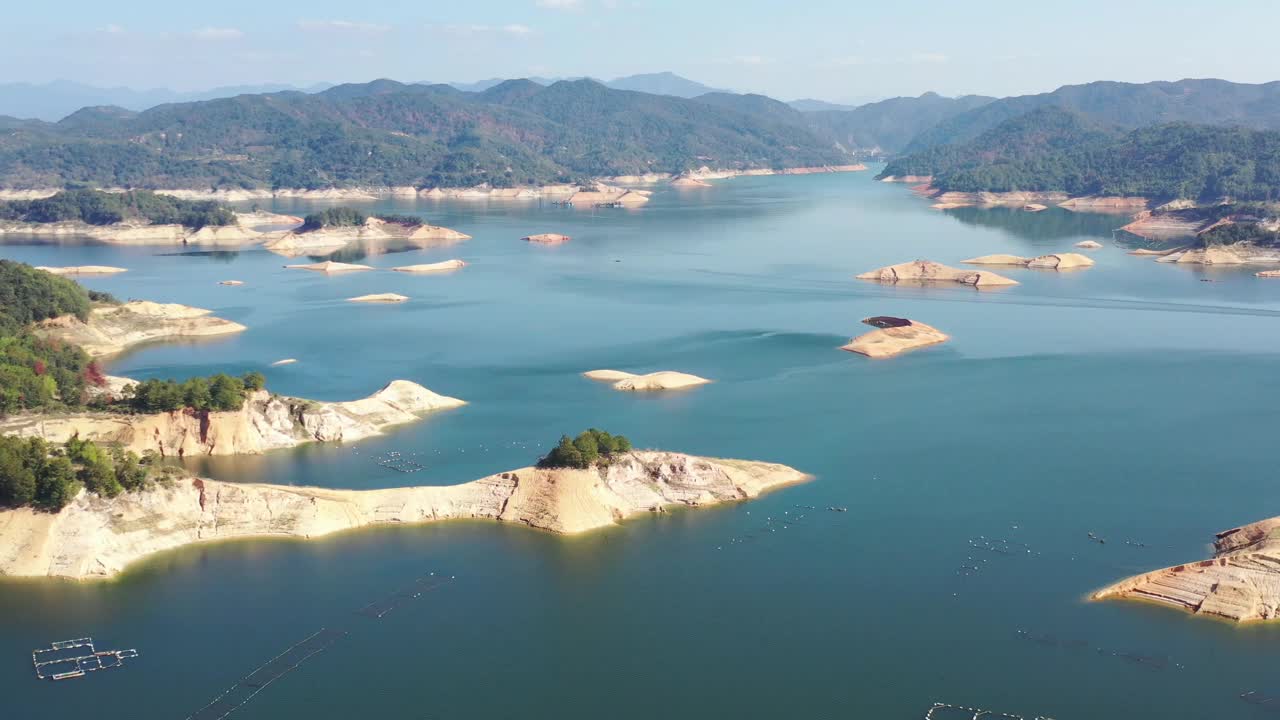 空中拍摄的山湖视频素材