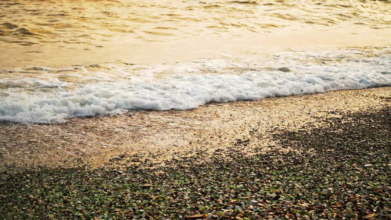 日落时海浪和海岸的海景视频素材