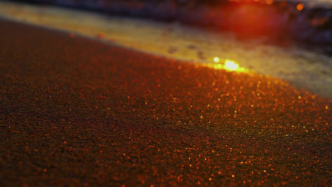 近景海景与美丽的海浪反射日落视频素材