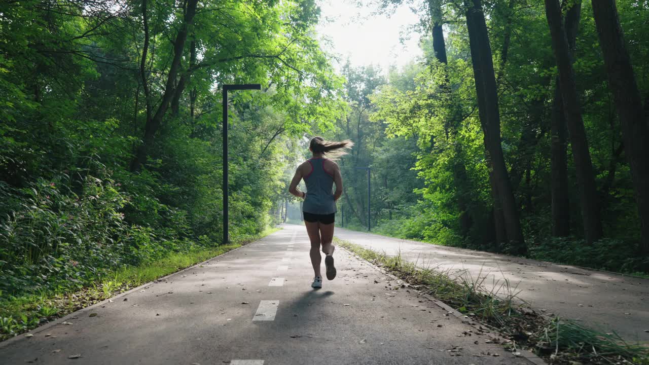 夏天早晨在公园慢跑的健康女人视频素材