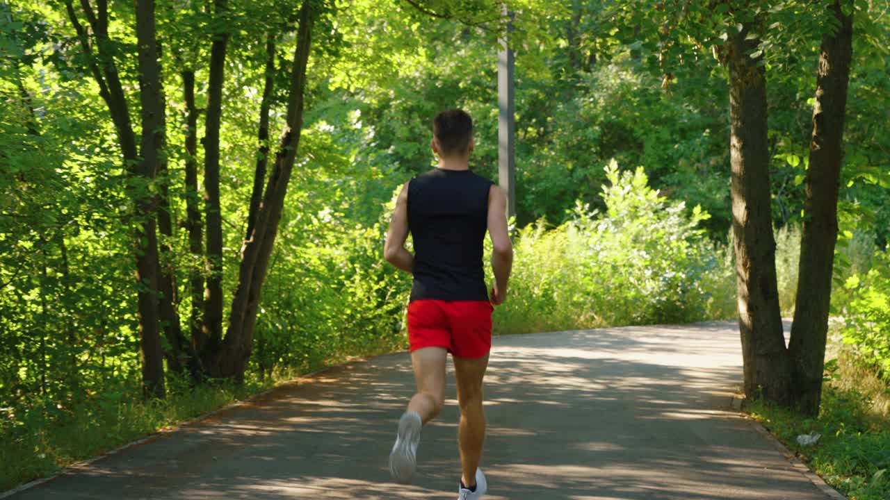 夏天在公园里用索道慢跑的男人视频素材