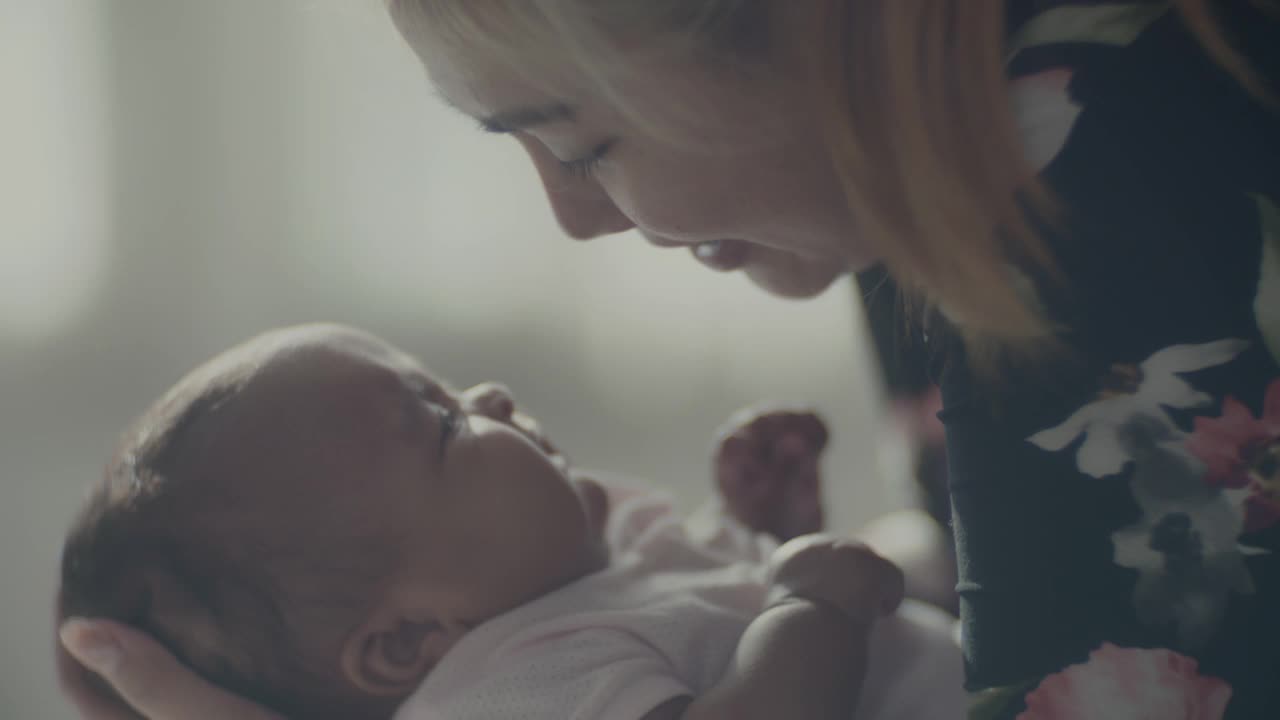 抱着新生婴儿的妈妈视频素材