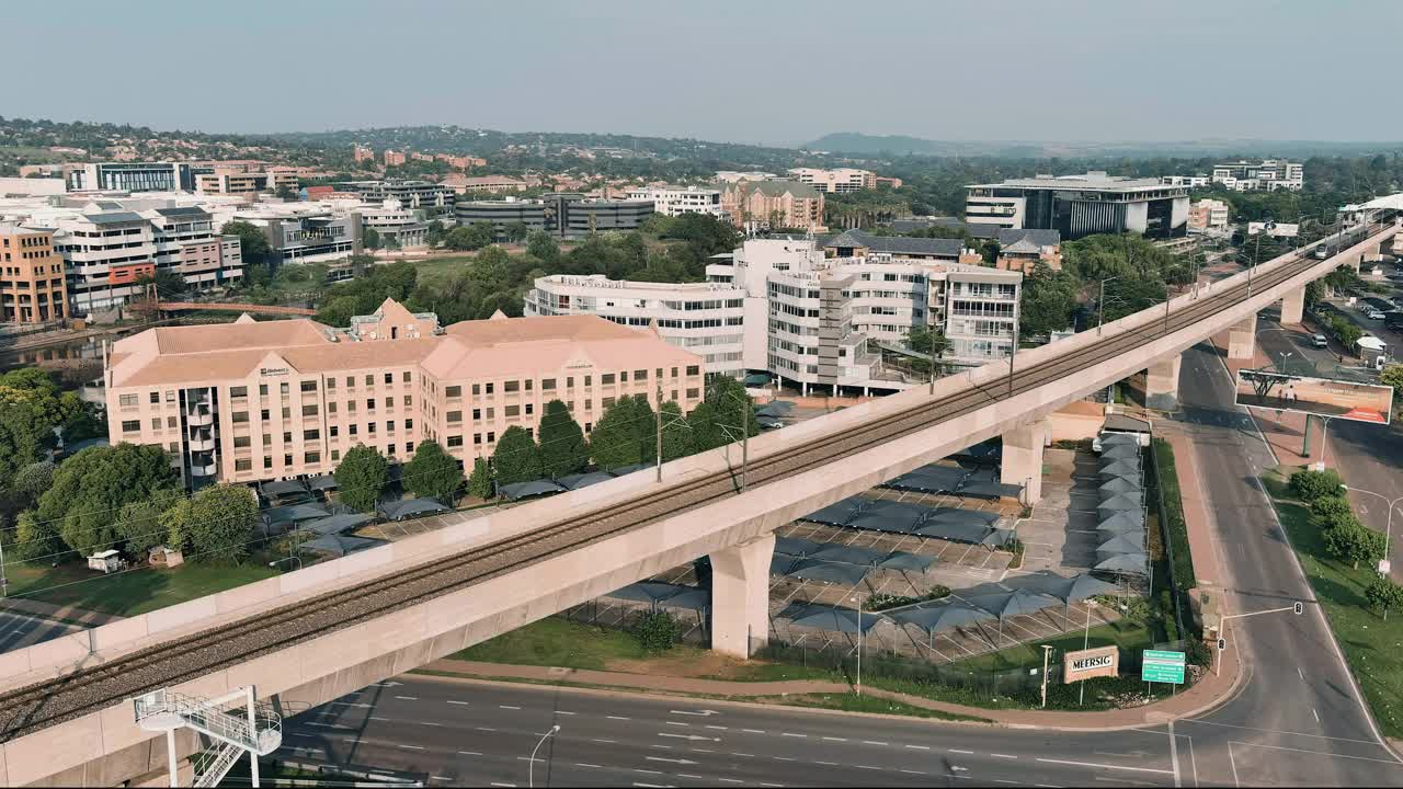 Gautrain离开百夫长车站的鸟瞰图，比勒陀利亚，南非视频素材