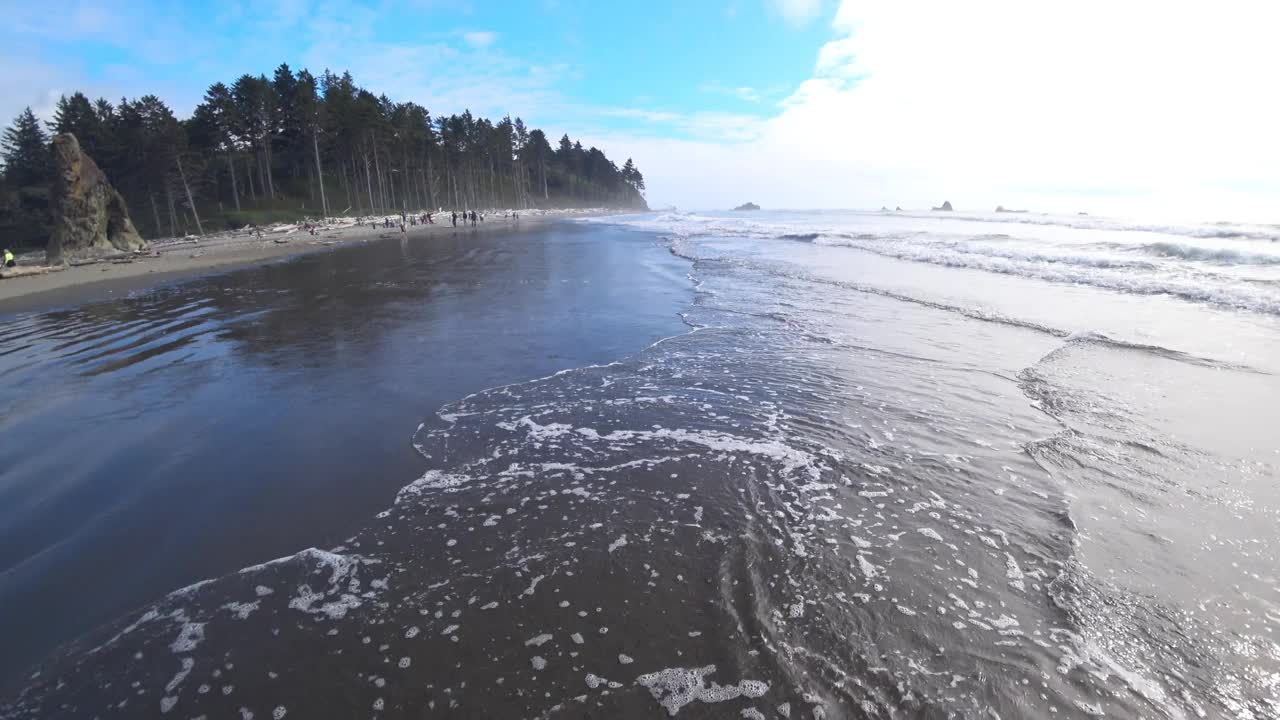 太平洋海岸的巨浪。人们沿着海滩散步视频素材