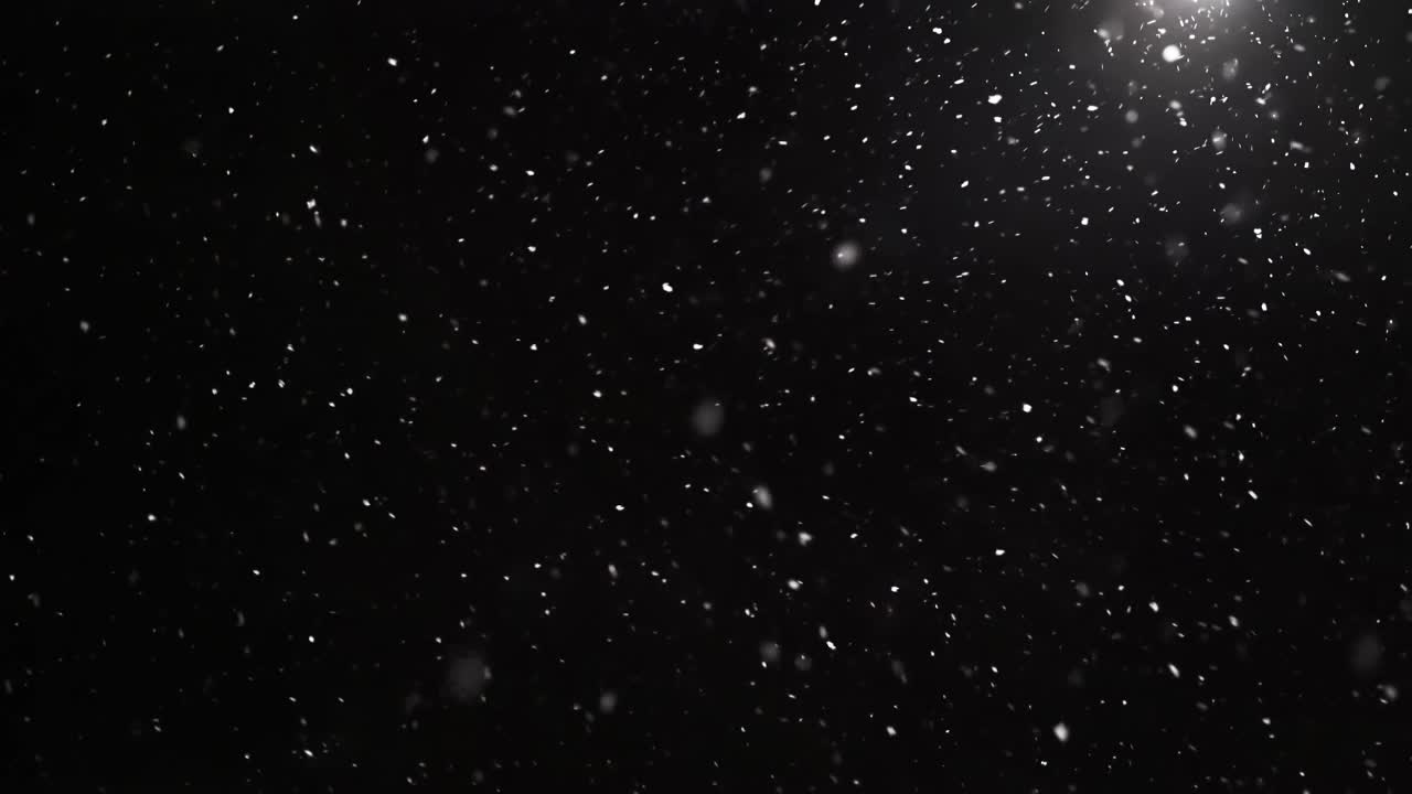 在寒冷的冬天下雪，真正的雪落在黑色背景4K视频素材