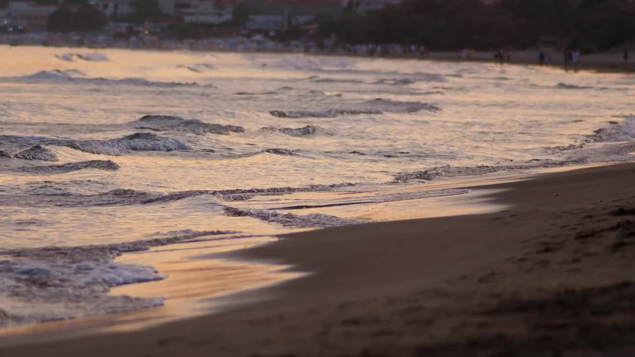 日落时具有浅景深的海滩波浪视频素材