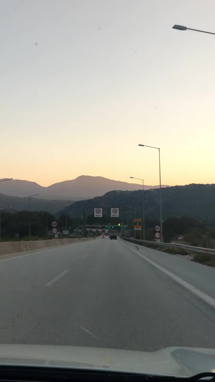 在夕阳的背景上去公路收费门山视频素材