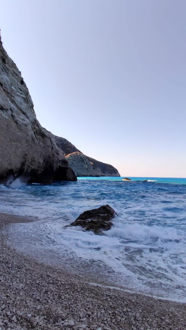 蓝色的大海和波浪，岩石海滩视频素材