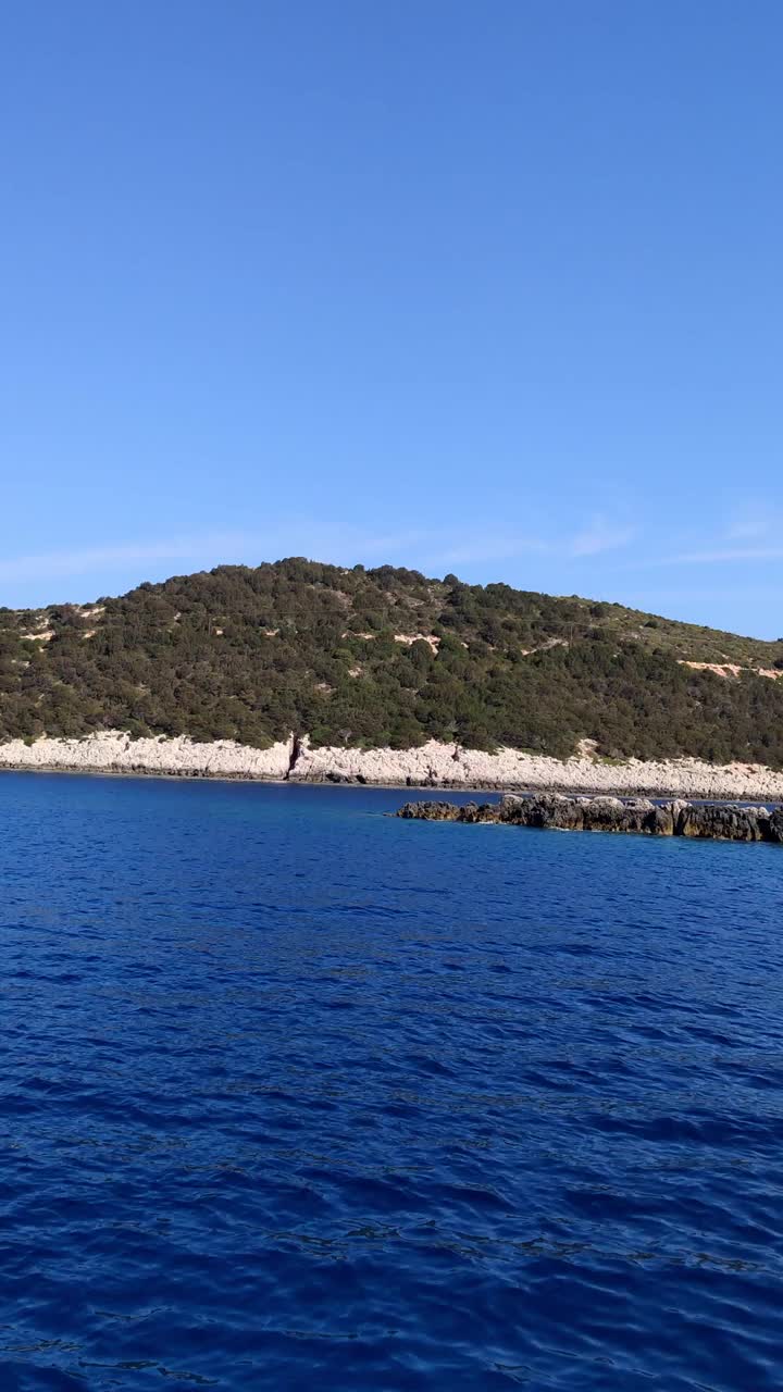 从莱夫卡达岛的船上看到的风景视频素材