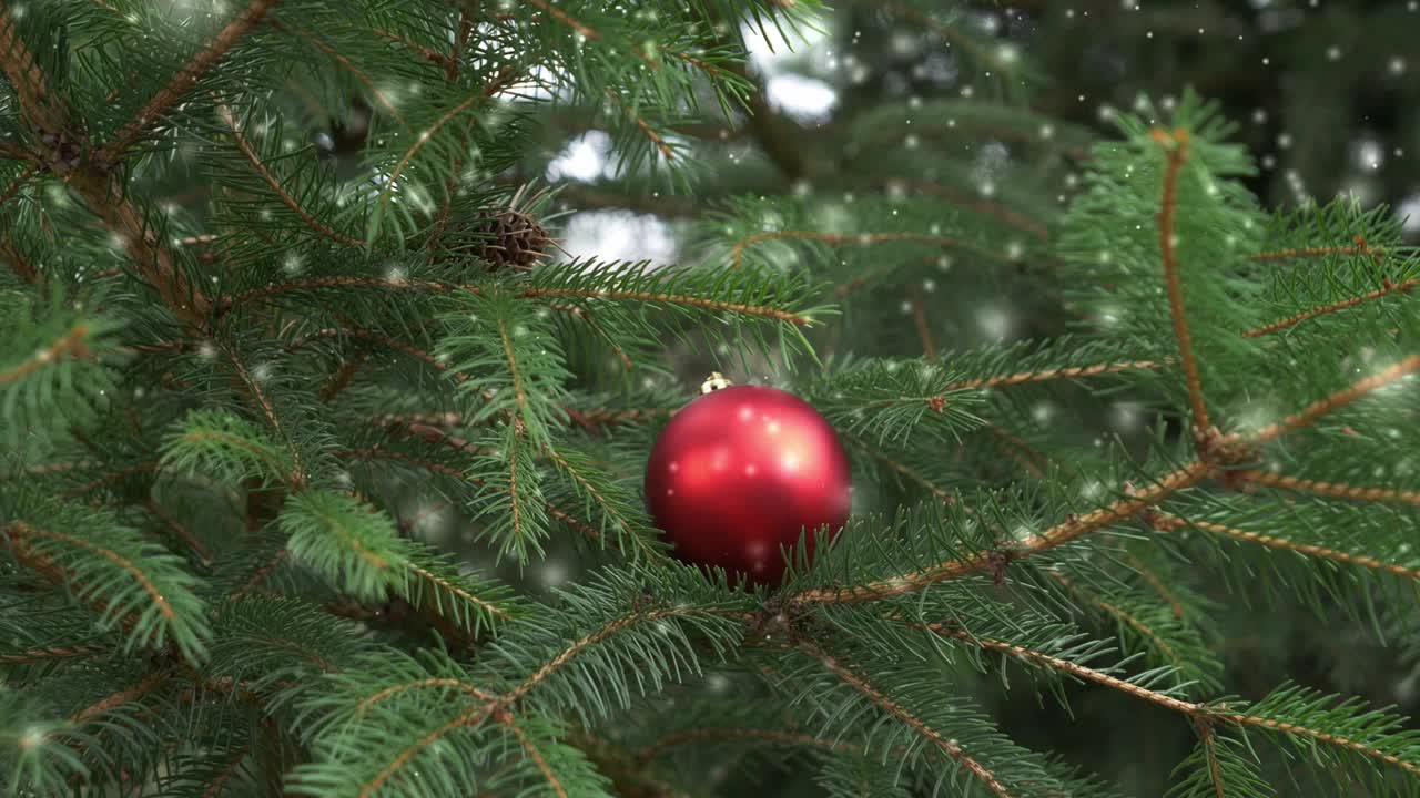 圣诞树上的红色小玩意，周围飘着雪花视频素材