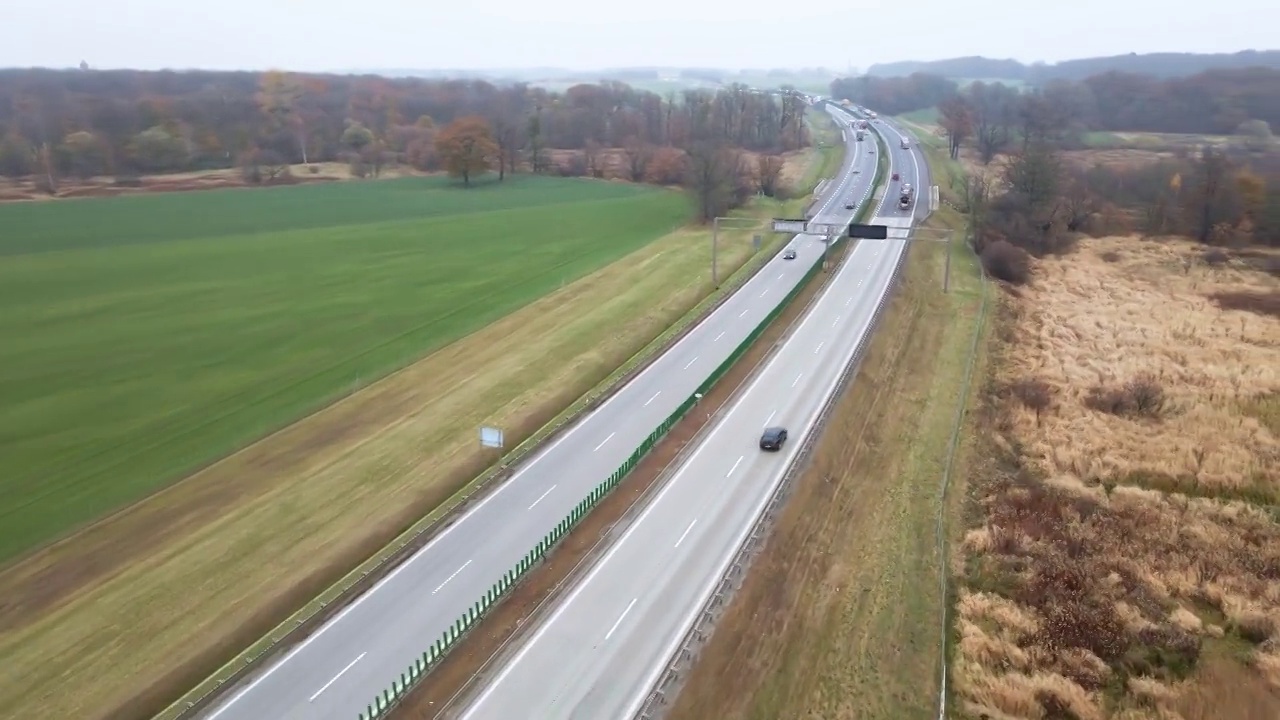 高速公路上行驶的汽车，鸟瞰图视频素材