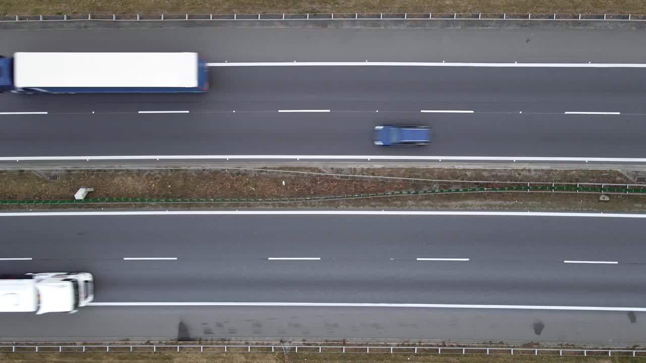 高速公路上行驶的汽车，鸟瞰图视频素材