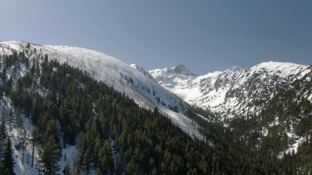 无人机拍摄的雪峰和滑雪坡道在Malyovitsa在保加利亚视频素材