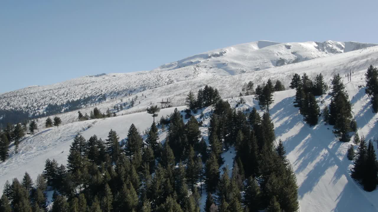 无人机拍摄的雪峰和滑雪坡道在Malyovitsa在保加利亚视频素材