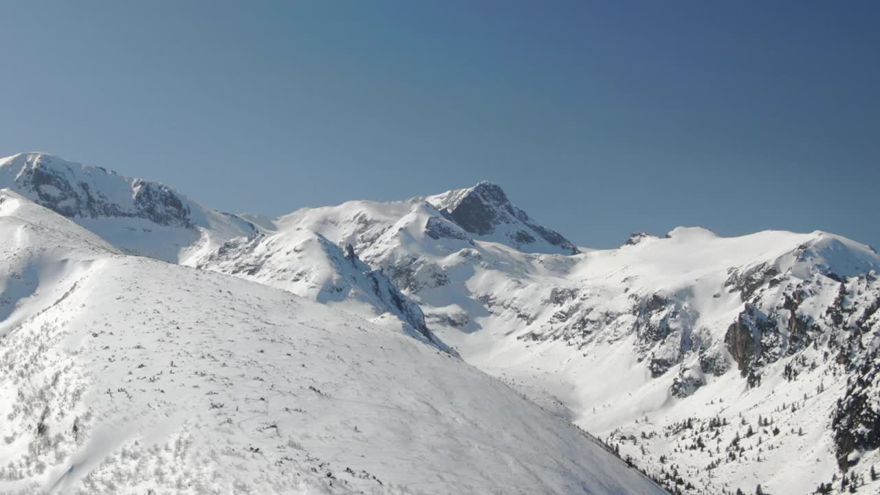 无人机拍摄的雪峰和滑雪坡道在Malyovitsa在保加利亚视频素材