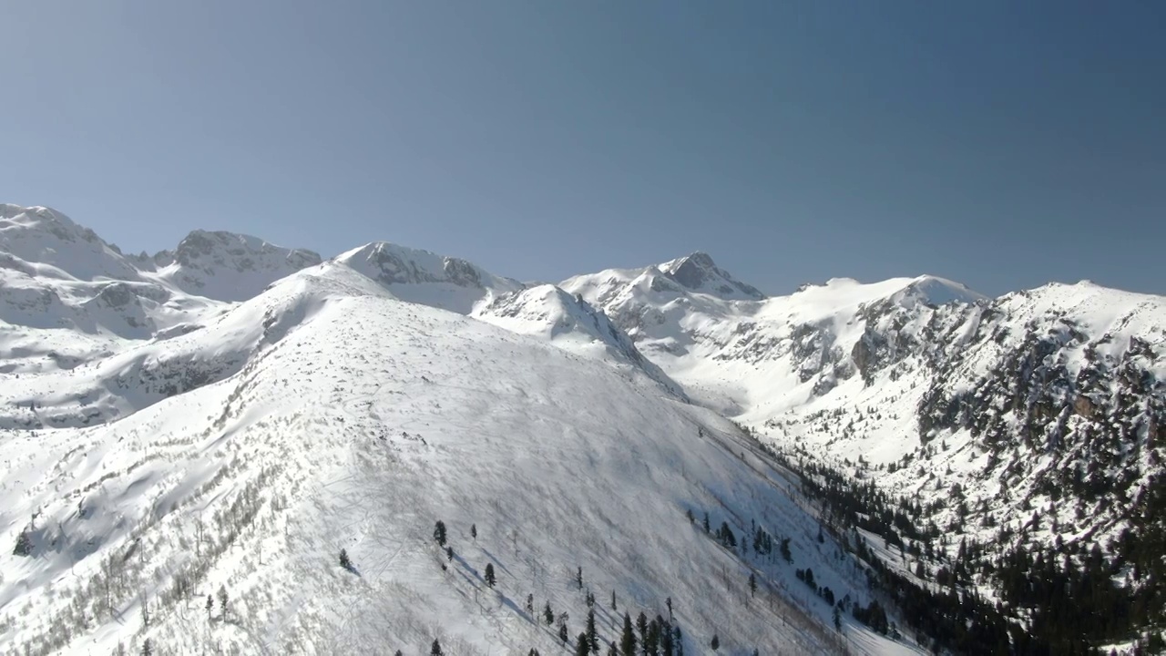 无人机拍摄的雪峰和滑雪坡道在Malyovitsa在保加利亚视频素材