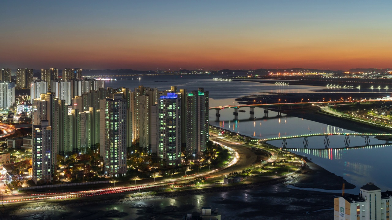 夜晚——韩国京畿道始兴市培歌新城市Gunja桥附近的公寓视频素材