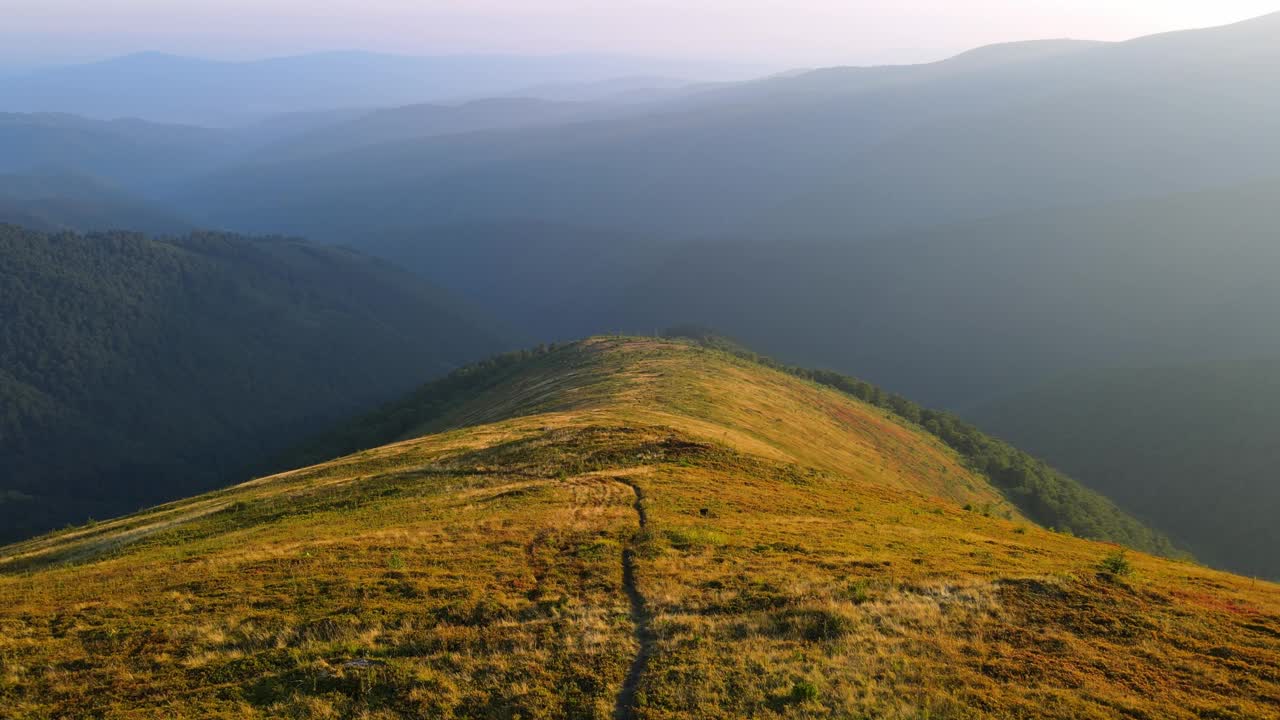 喀尔巴阡山脉中的山峰。旅游视频素材