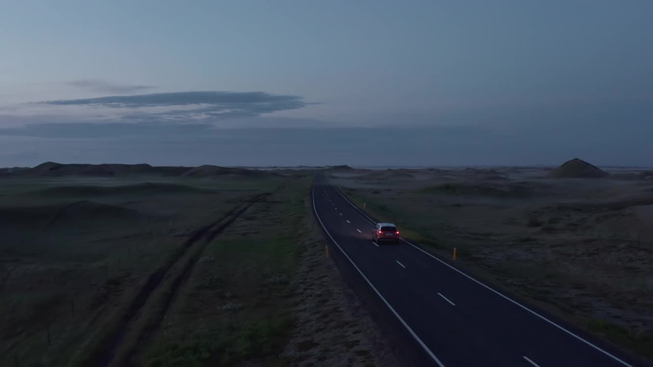 鸟瞰图在冰岛环城公路与快速驾驶的汽车在日落。俯视图从无人机公路汽车和平驾驶在日落视频素材