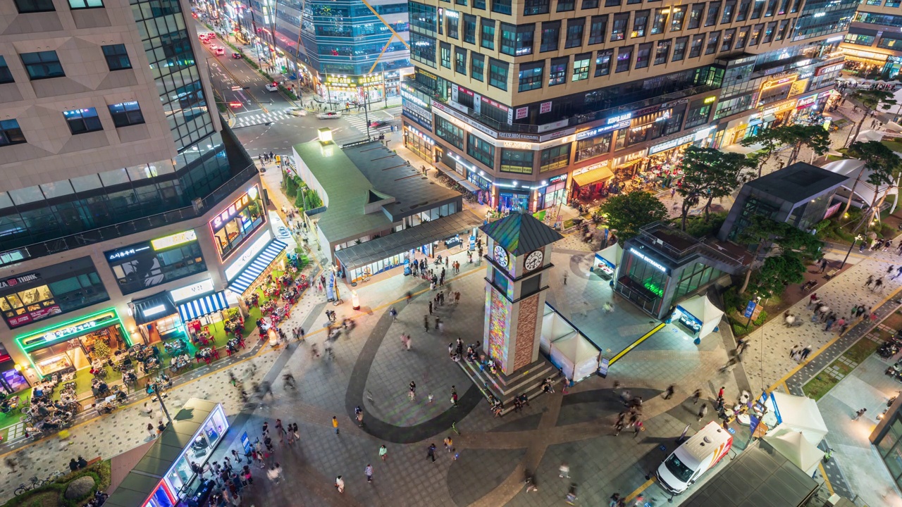 位于韩国京畿道始兴市培歌新城市购物中心广场的法国钟楼视频素材