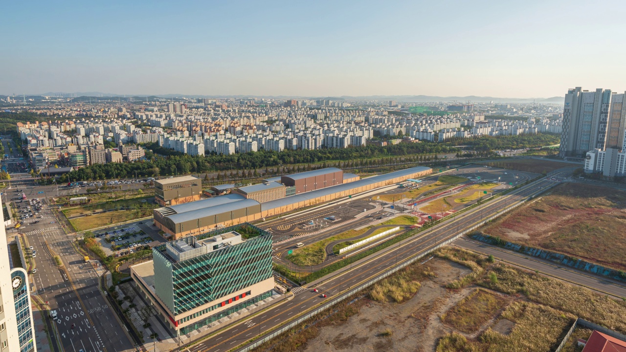 白天——韩国京畿道始兴市Baegot Newtown附近的首尔国立大学始兴校区视频素材