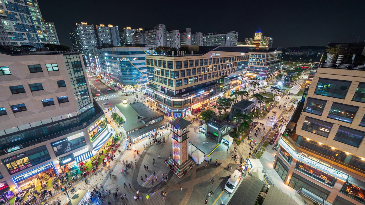 位于韩国京畿道始兴市培歌新城市购物中心广场的法国钟楼视频素材