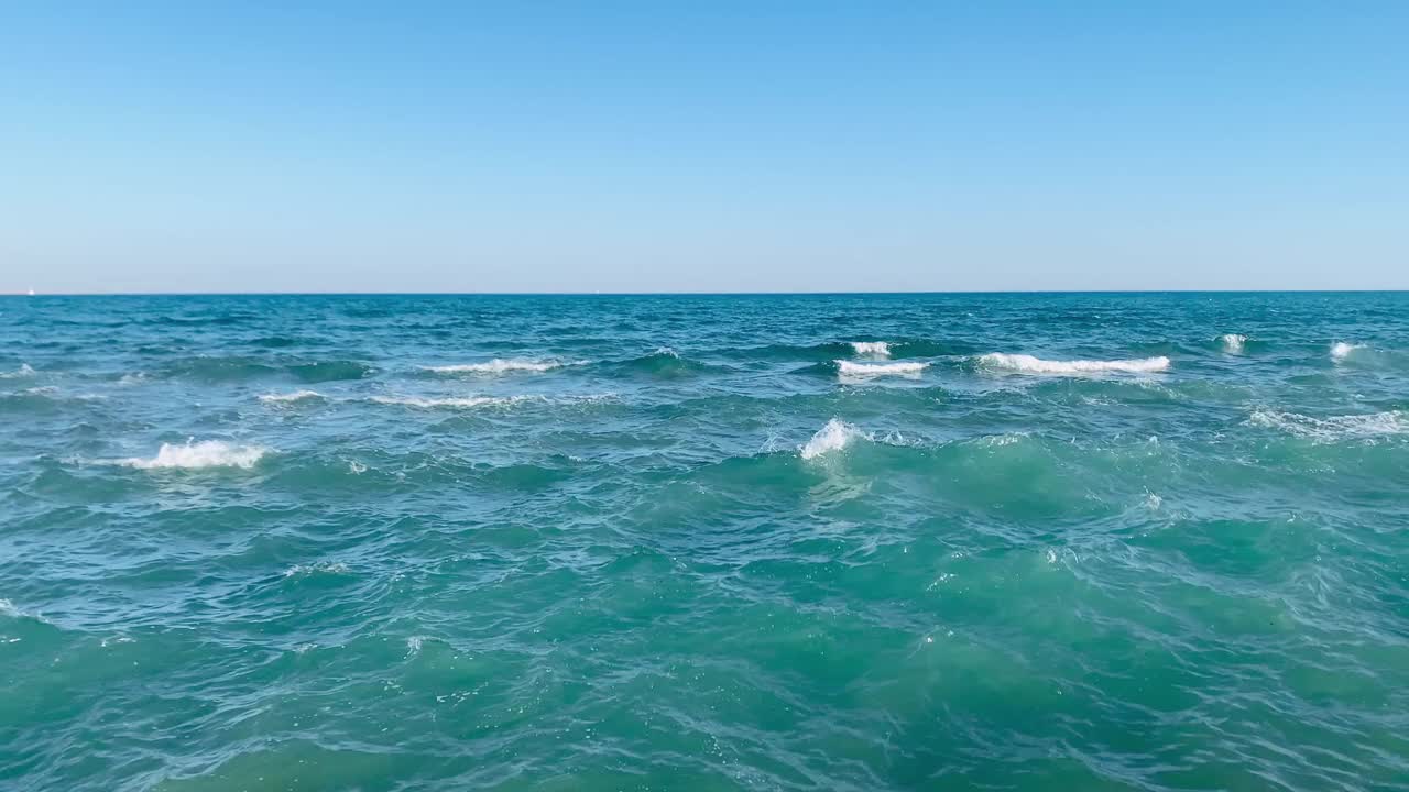 碧波水面，美丽的背景与复制空间。新鲜的饮用水，五彩缤纷的视频。环境问题，饮用水缺乏，气候变化，干旱，全球变暖。视频素材