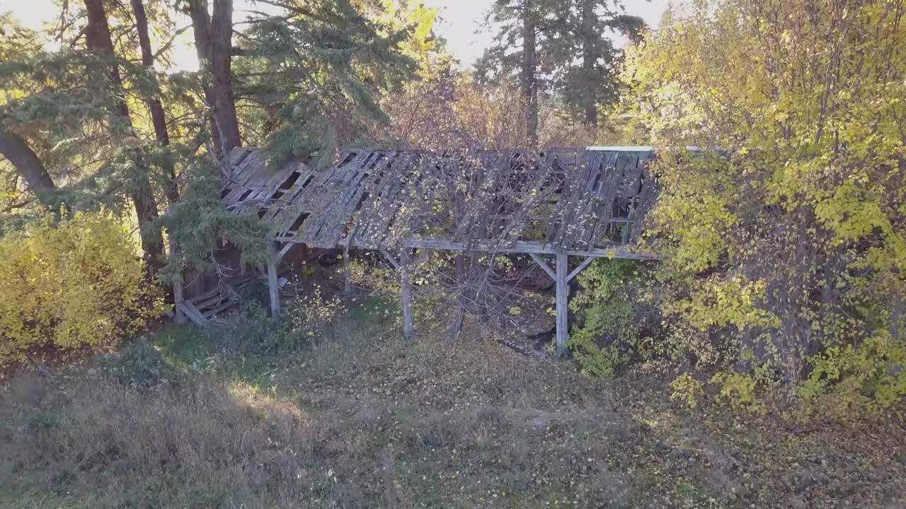 废弃农场建筑的低空拍摄视频素材