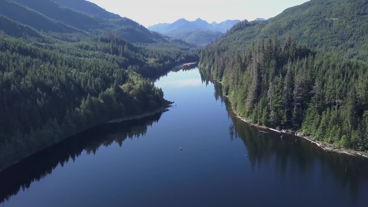 高悬于平静的山间湖泊之上视频素材